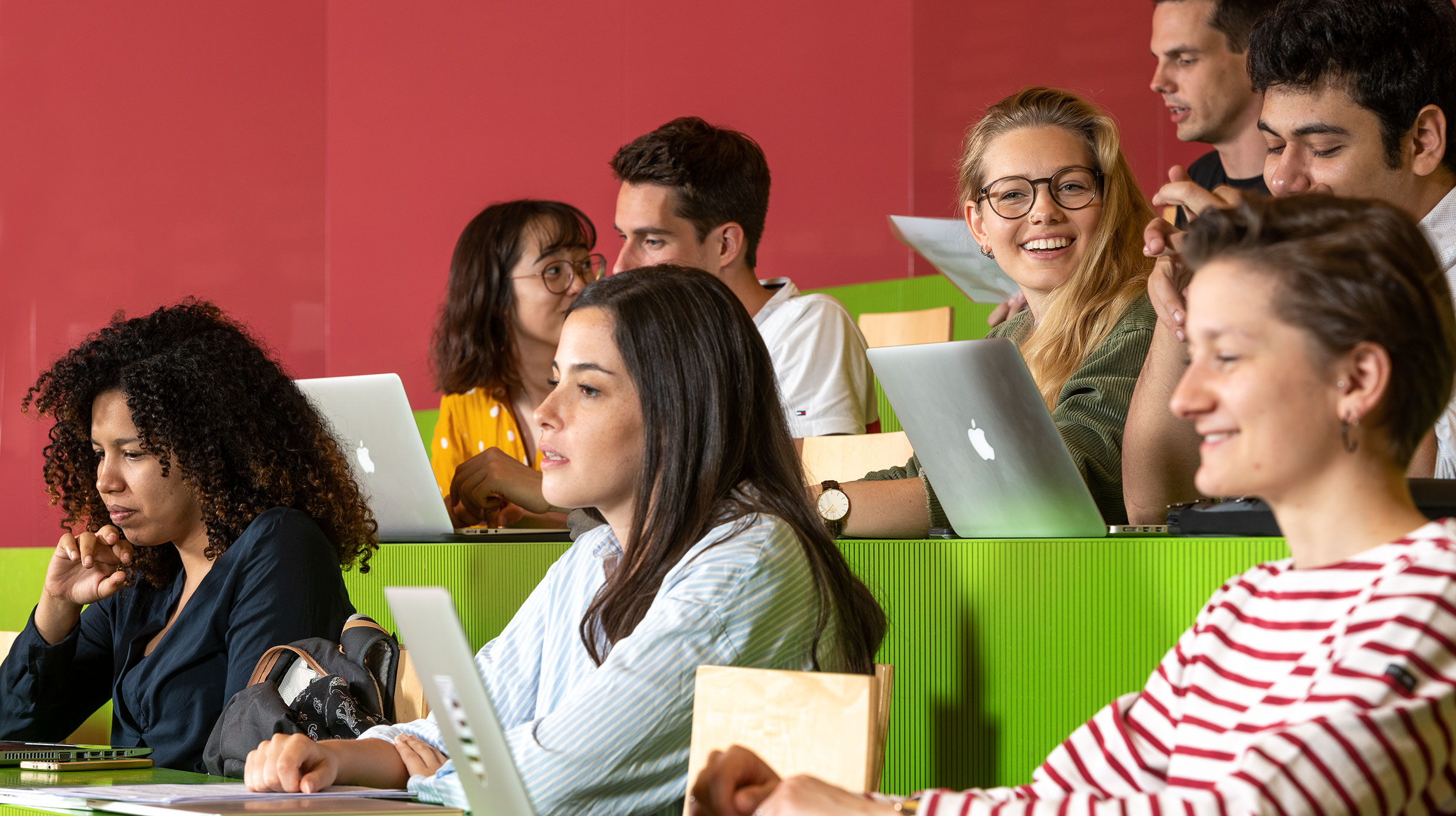 Studierende sitzen im Hörsaal